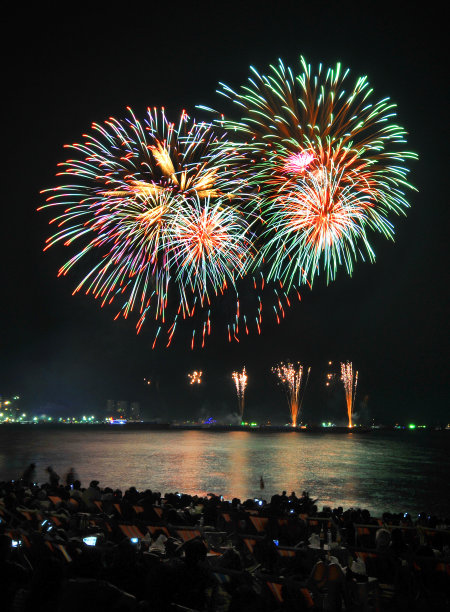 烟花 海边 城市夜景