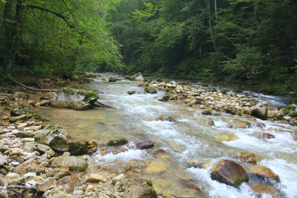 夏季户外大山里流淌的溪流