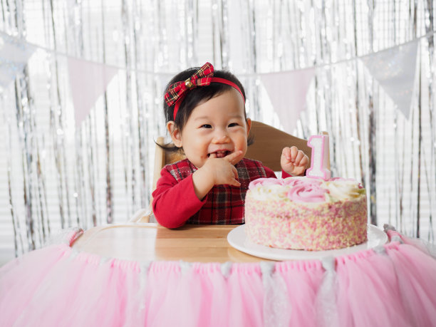 吃蛋糕的小女孩