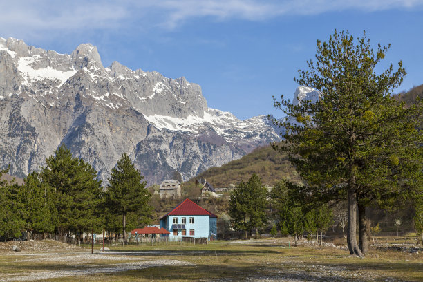 雪山与羊