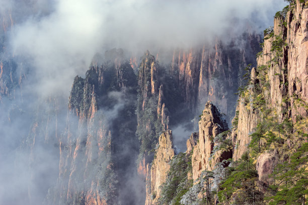 云雾中的黄山风景