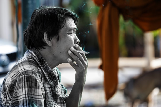 一个人吸烟问题老年男人图片
