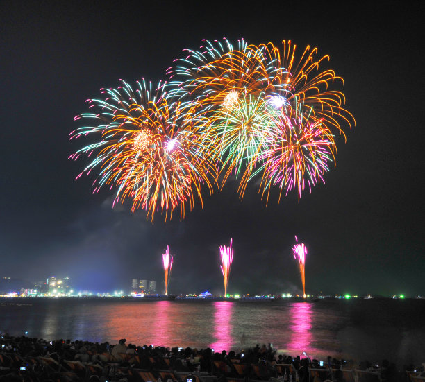 烟花 海边 城市夜景