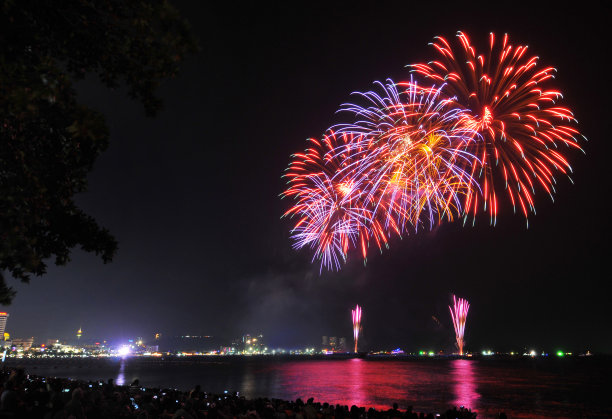 烟花 海边 城市夜景