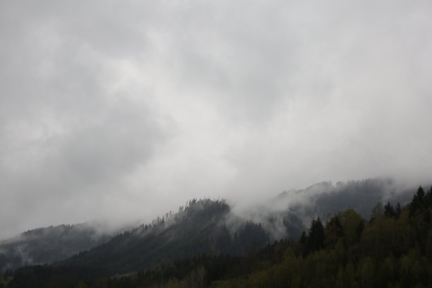 云雾中的山峦