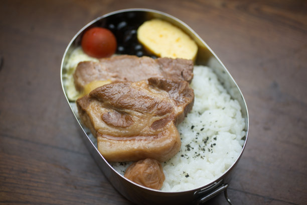 荤素搭配的美味盒饭