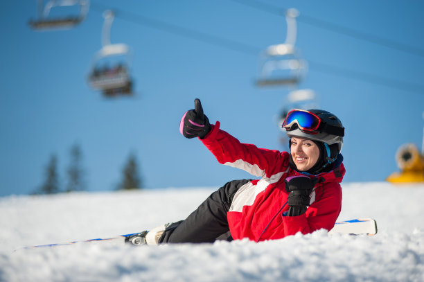 滑雪的微笑女人