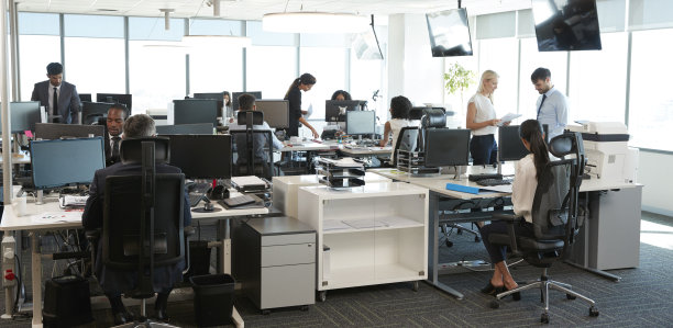 办公室商务女性在电脑前办公