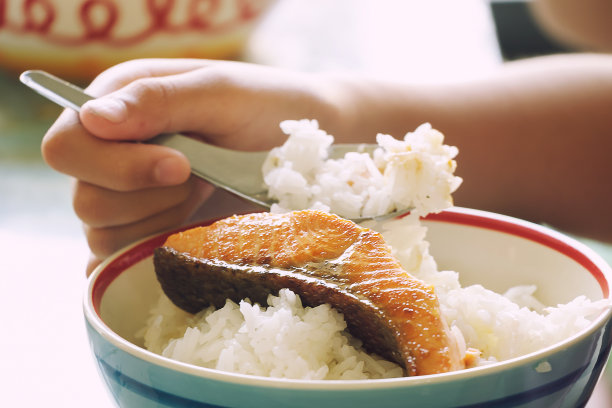 鱼吃食