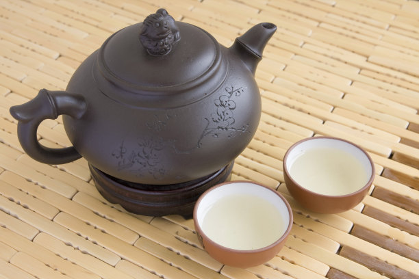 一个茶壶和两个茶杯