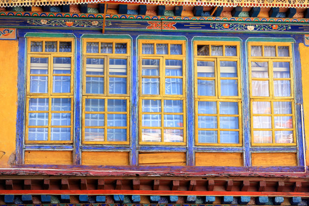 寺庙黄墙木窗