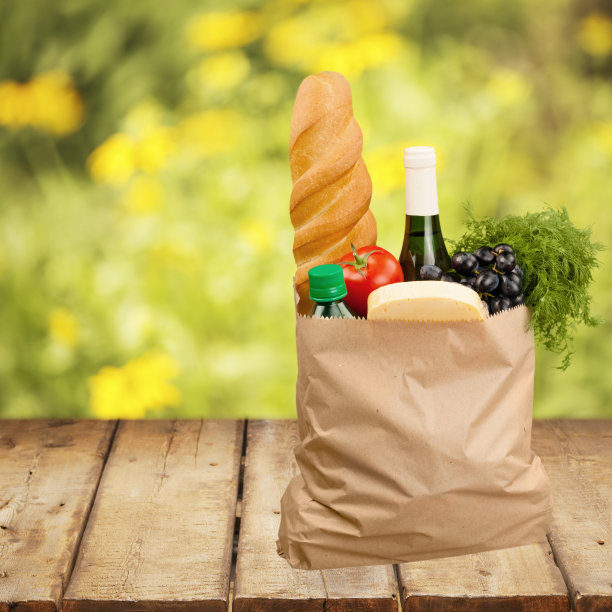 杂货袋中的酒瓶和蔬菜