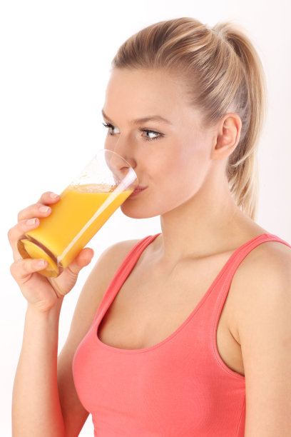 女人喝一杯橙汁
