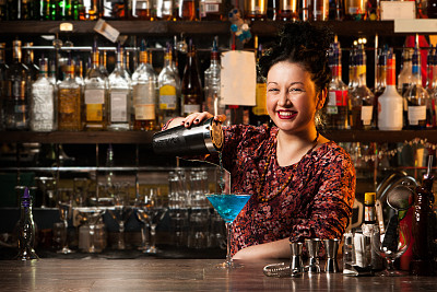 20到29岁,调酒师,吧台