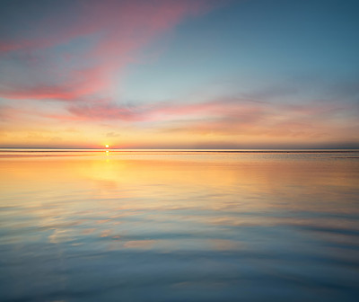 日出的晨曦海边