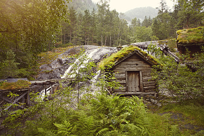 瀑布上的木屋
