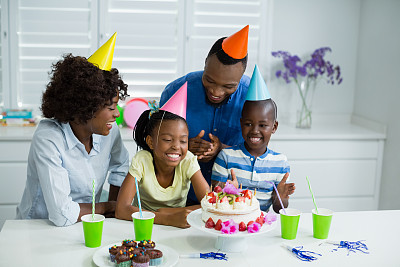 生日蛋糕和派对帽