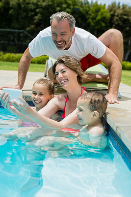 游泳池男子与家人自拍
