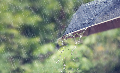 雨中打伞的人