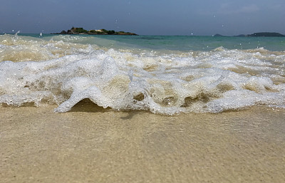 大海浪花冲击沙滩