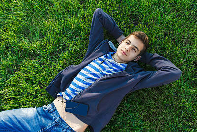 躺在公园草坪上的男人