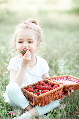 爱吃草莓的女孩