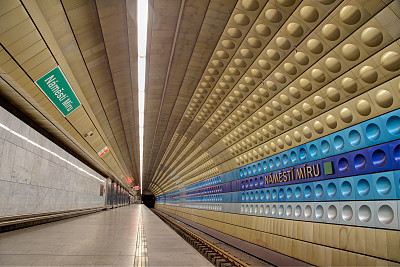 隧道内的地铁