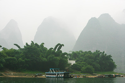 乘船游览漓江