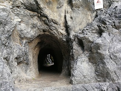 洞穴山洞