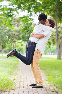 在公园里相爱的一对夫妇互相拥抱