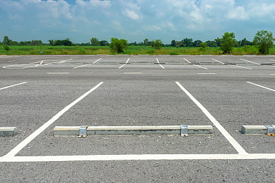 停车场 停车指示牌 高速公路