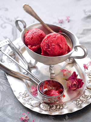 玫瑰草莓冰饮