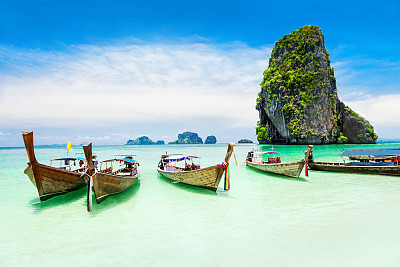 海滩上的长尾船；泰国