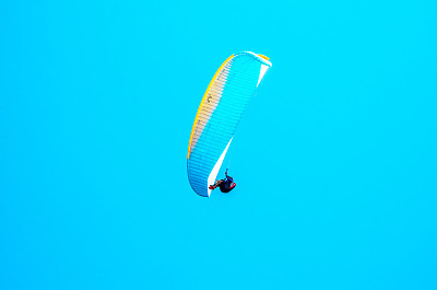蓝天 降落伞 海水