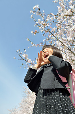 春天花朵女生