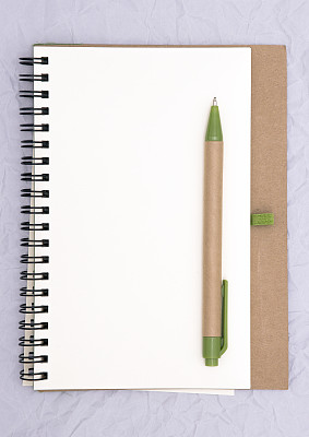 笔记本与圆珠笔