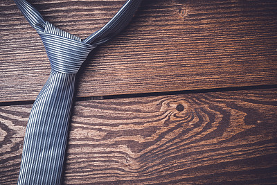 木桌上的领带的特写