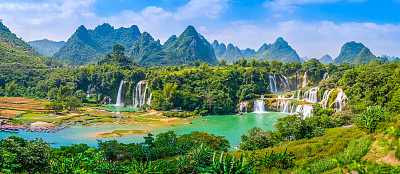 雄伟山景