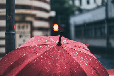 红色雨伞