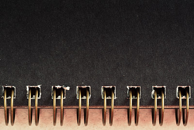 灰色圆形底纹封面