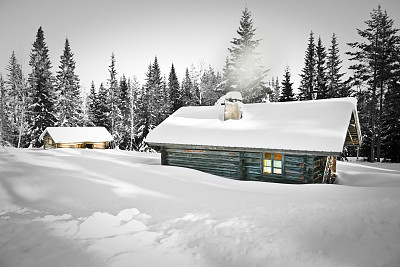 小木屋上的积雪