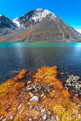 山间湖泊风景画