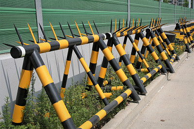黄黑色的安全栏杆
