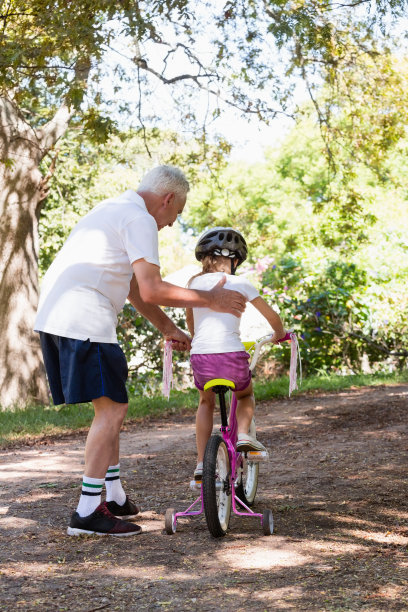 祖父教他的孙女骑自行车
