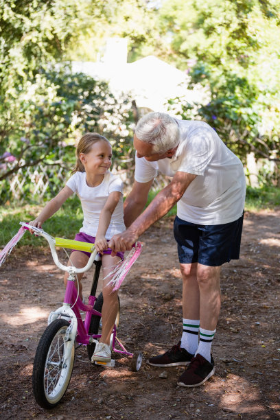 祖父教他的孙女骑自行车