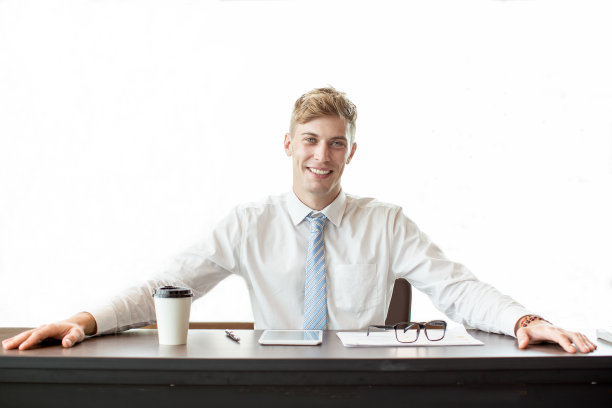 一个商务男士坐在会议室的微笑形象