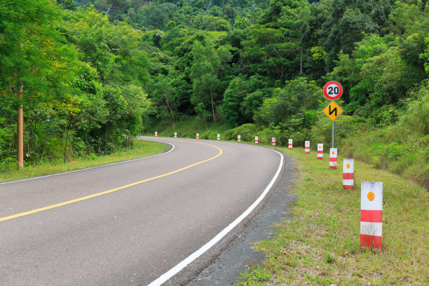 弯曲的大山公路