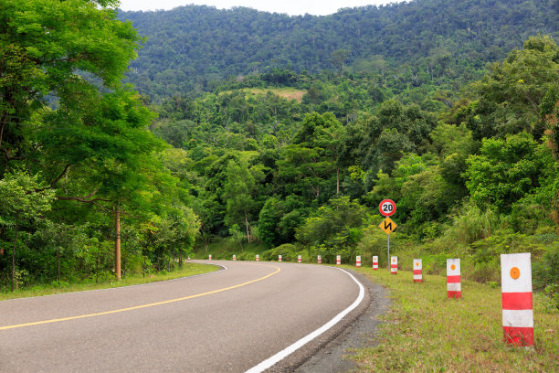 弯曲的大山公路