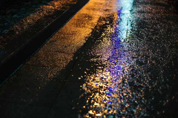 雨后灯光