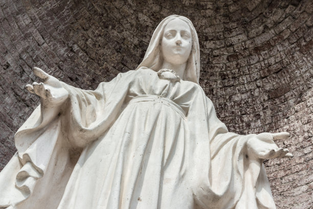 statue